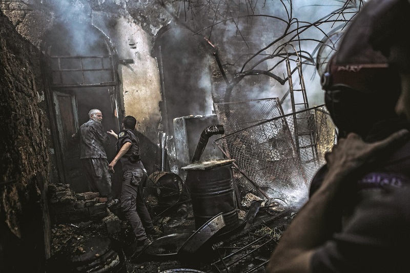 SYRIA CONFLICT DOUMA AIRSTRIKES:DOU105. Douma (Syrian Arab Republic), 11/09/2016.- Firefighters extinguish a fire following an airstrike by forces loyal to the Syrian government in the rebel-held area of Douma, outskirts of Damascus, Syria, 11 September 2016. The strikes come a day ahead of a ceasefire agreed on between Russia and USA, and agreed on by Syria's government, which will take effect on 12 September. (Damasco, Incendio, Siria, Rusia, Estados Unidos) EFE/EPA/MOHAMMED BADRA