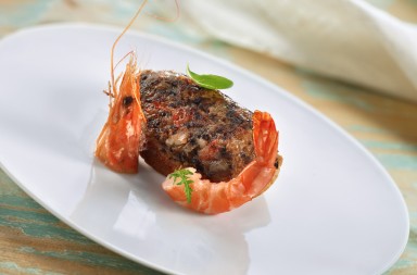 Tosta de langostinos y aceitunas