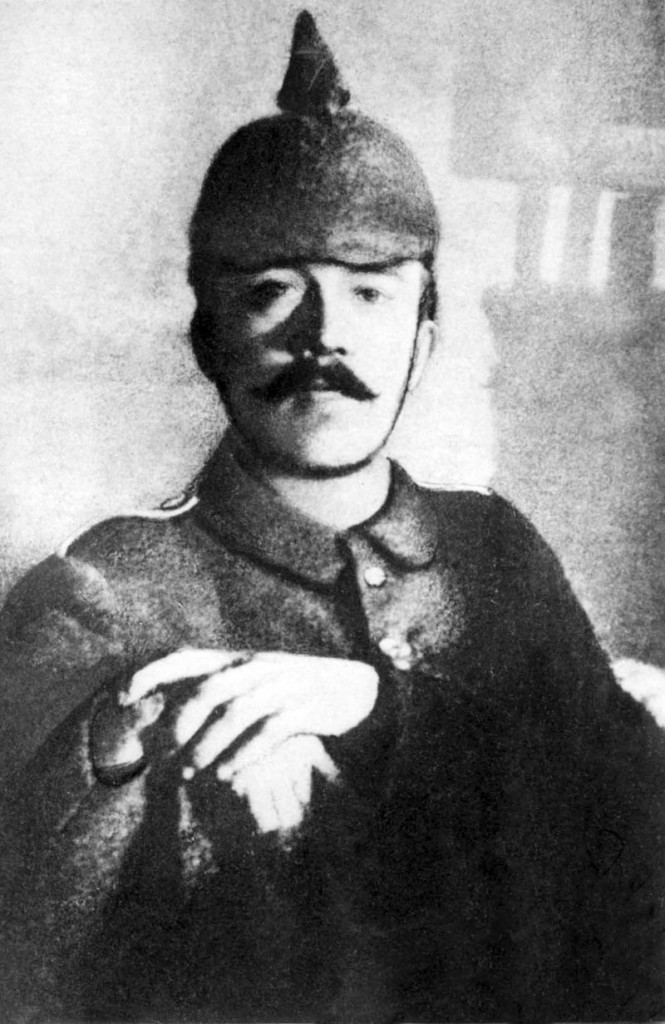 Adolf Hitler, soldat dans l'armee allemande , epoque de la premiere guerre mondiale, 1916 --- Adolf Hitler (1889-1945) dressed in his field uniform during ww1, 1916 *** Local Caption *** Adolf Hitler (1889-1945) dressed in his field uniform during ww1, 1916