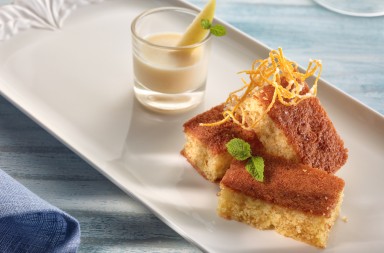 Bizcocho de naranja y chupito de fruta