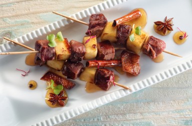 Brocheta de pato, miel y manzana