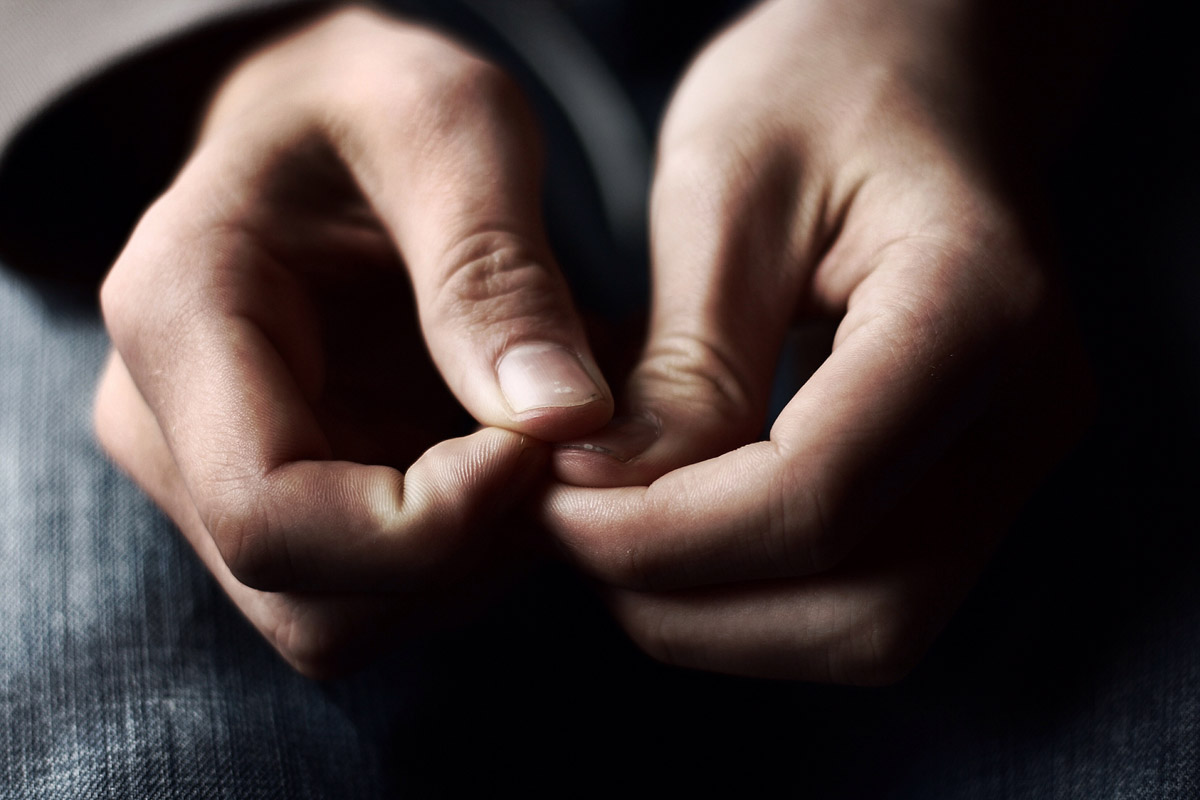 tic nervioso en un dedo de la mano