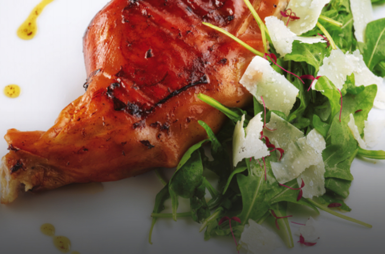 Cochinillo asado con ensalada
