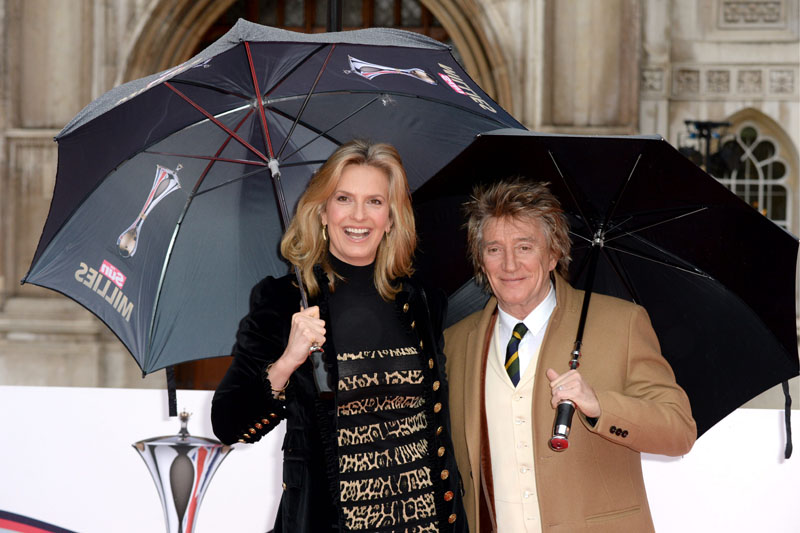 Rod Stewart and Penny Lancaster attending The Sun Military Awards at the Guildhall, London. Rod Stewart y su mujer asistiendo a los premios The Sun Military en Londres 11/cordon press