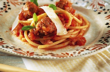 Pasta con ragú de albóndigas