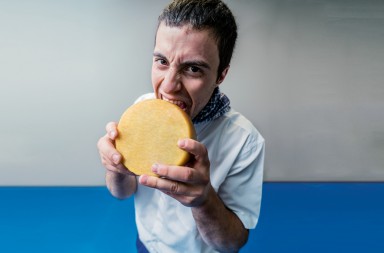 Este pastor te vende un queso por 9000 euros