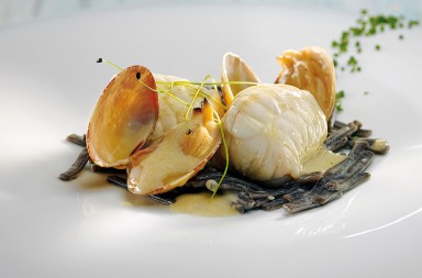 Almejas con rape y pasta negra