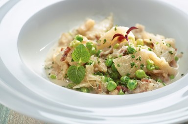 Bacalao con guisantes y tocineta