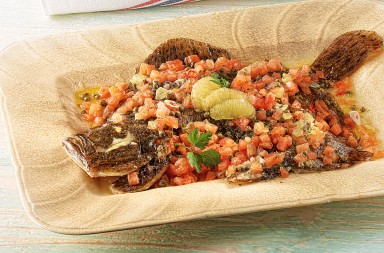 Rodaballo con limón, tomate y alcaparras