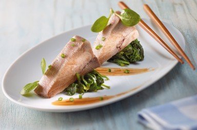 Atún con espinacas y salsa especiada