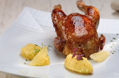 Picantón asado con patatas aplastadas