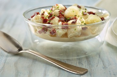 Coliflor con salsa de jamón y queso