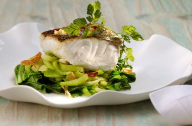 Merluza con salteado de ‘pak choi’