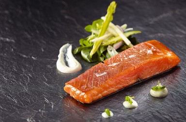 Salmón ahumado con crema de «raifort»