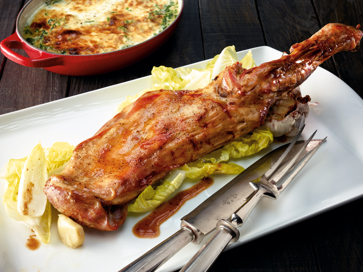 Paletilla asada y acelgas. Receta de Martín Berasategui
