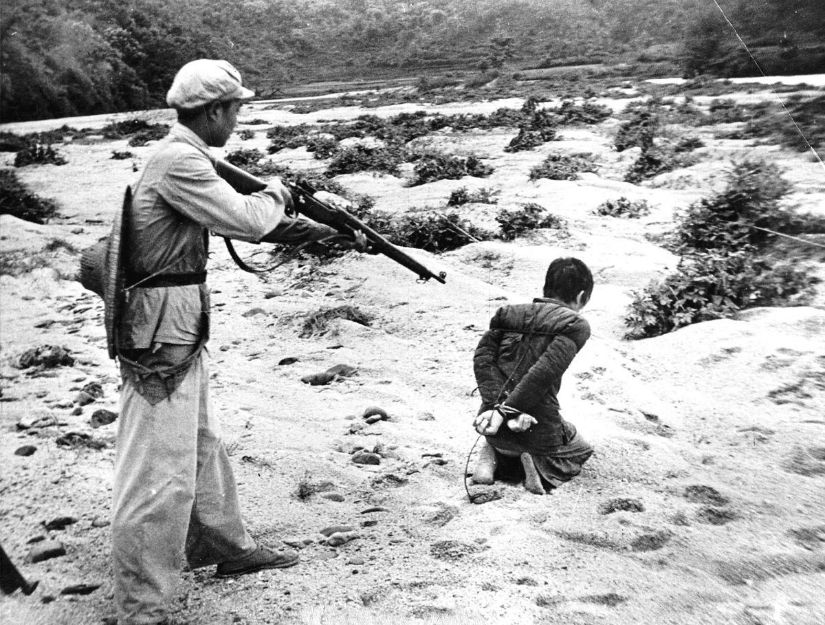 Execution d'un opposant pendant la revolution culturelle chinoise entre 1965 et 1968 --- Execution of an opponent during chinese cultural revolution between 1965-1968 *** Local Caption *** Execution of an opponent during chinese cultural revolution between 1965-1968