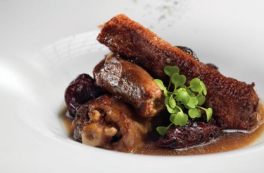 Guiso de rabo de cerdo con ciruelas