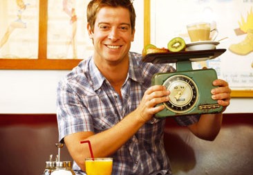 Manu Baqueiro. «Los mayores me felicitan por la serie. Les parezco el yerno ideal»