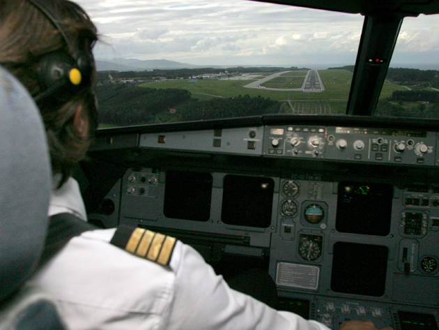 cabina de avion el peligro del piloto autom 225 tico fallo inform 225 tico a bordo cabina de avion el peligro del piloto autom 225 tico fallo inform 225 tico a bordo