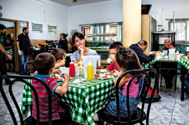 Una familia en el comedor social