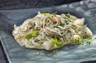 ‘Panna cotta’ de chocolate con fresas y menta