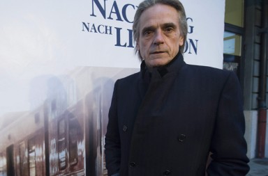 Jeremy Irons: «Alemania ya trató de invadirnos militarmente. Ahora, lo intenta con la economía»