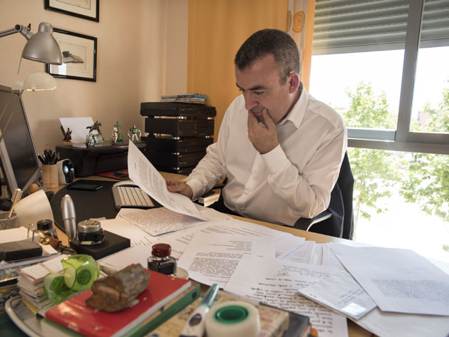 Lorenzo Silva: «Nadie imagina las cartas terribles que he llegado a leer» Lorenzo Silva: «Nadie imagina las cartas terribles que he llegado a leer»