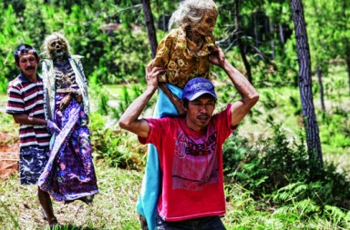 La asombrosa tradición de un pueblo indonesio con sus muertos