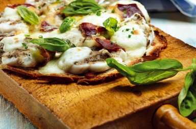 Panpizza con jamón, merluza y ‘tapenade’