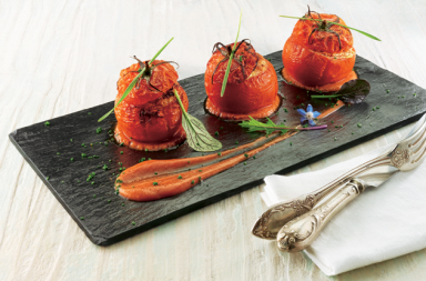 Tomates rellenos de carne y albahaca