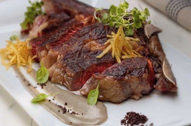 Chuleta de puré negro y ajo asado