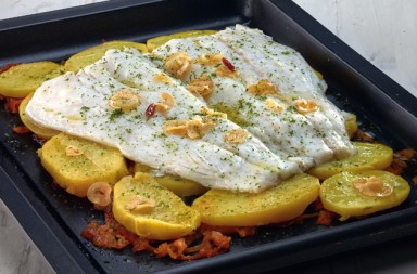 Merluza al horno con patatas y cebolletas