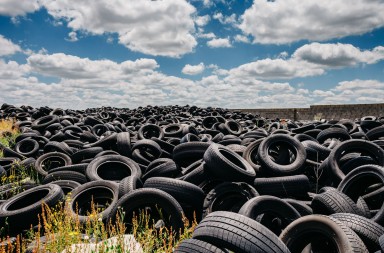Vertederos ilegales: toneladas de neumáticos al sol