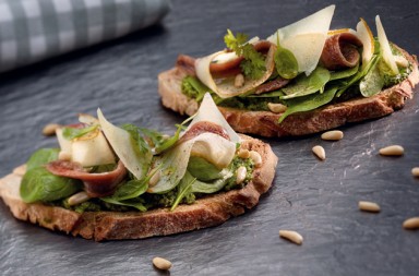 Tosta verde con peras y anchoas