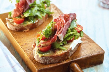 Tosta de camembert y jamón ibérico