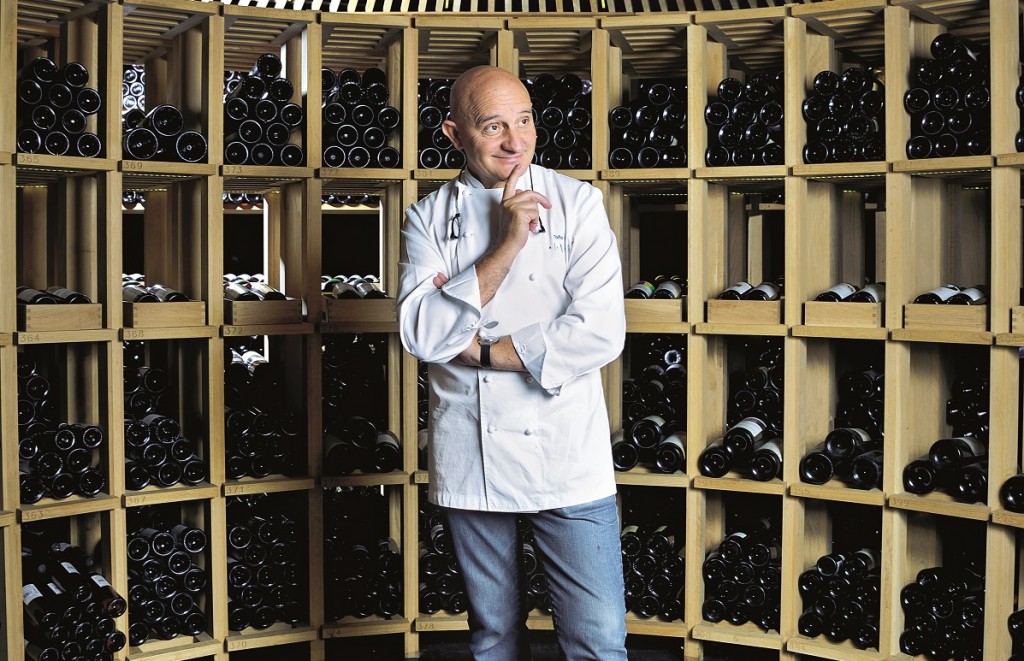 Toño Pérez nos guía por la bodega de su restaurante, Atrio