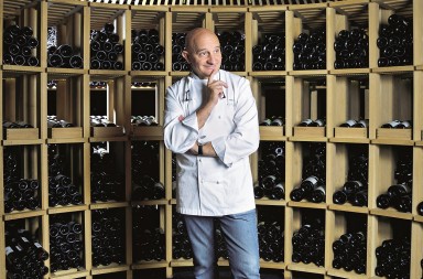Toño Pérez nos guía por la bodega de su restaurante, Atrio