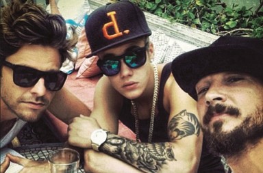 Justin Bieber y su hombre en la sombra