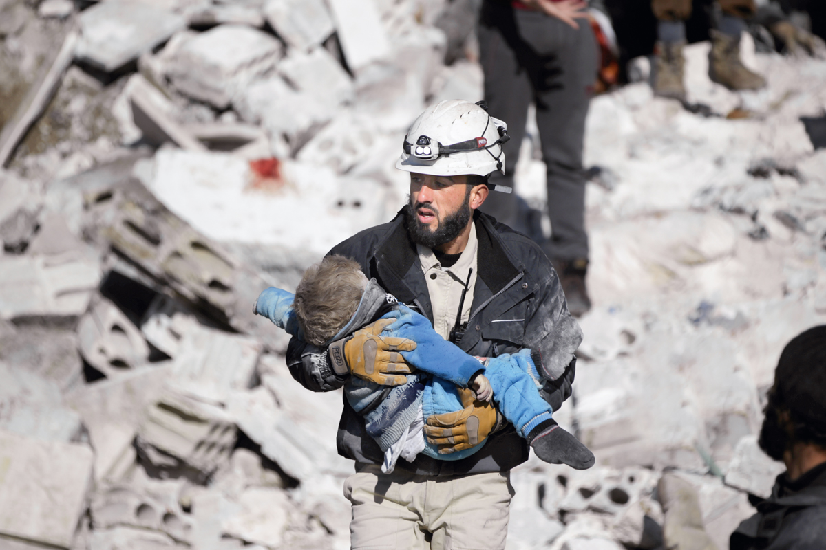 Después llegaría más ayuda de gobiernos y  ONGs de Estados Unidos, Reino Unido y los Países Bajos, que hicieron que los Cascos Blancos se establecieran como Defensa Civil Siria en octubre de 2014.
