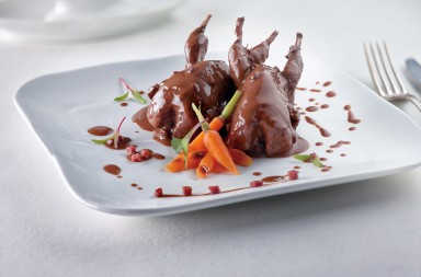 Codornices con salsa de vino tinto