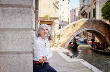 Donna Leon: «La gente busca pareja para que alguien le cocine y lave los platos»