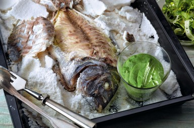 Dorada en costra de sal con salsa verde