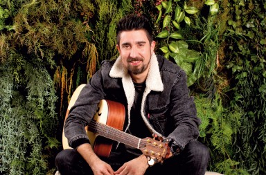 Alex Ubago: «Cambio pañales con una mano y con la otra doy el biberón y compongo. ¡Soy vasco!»