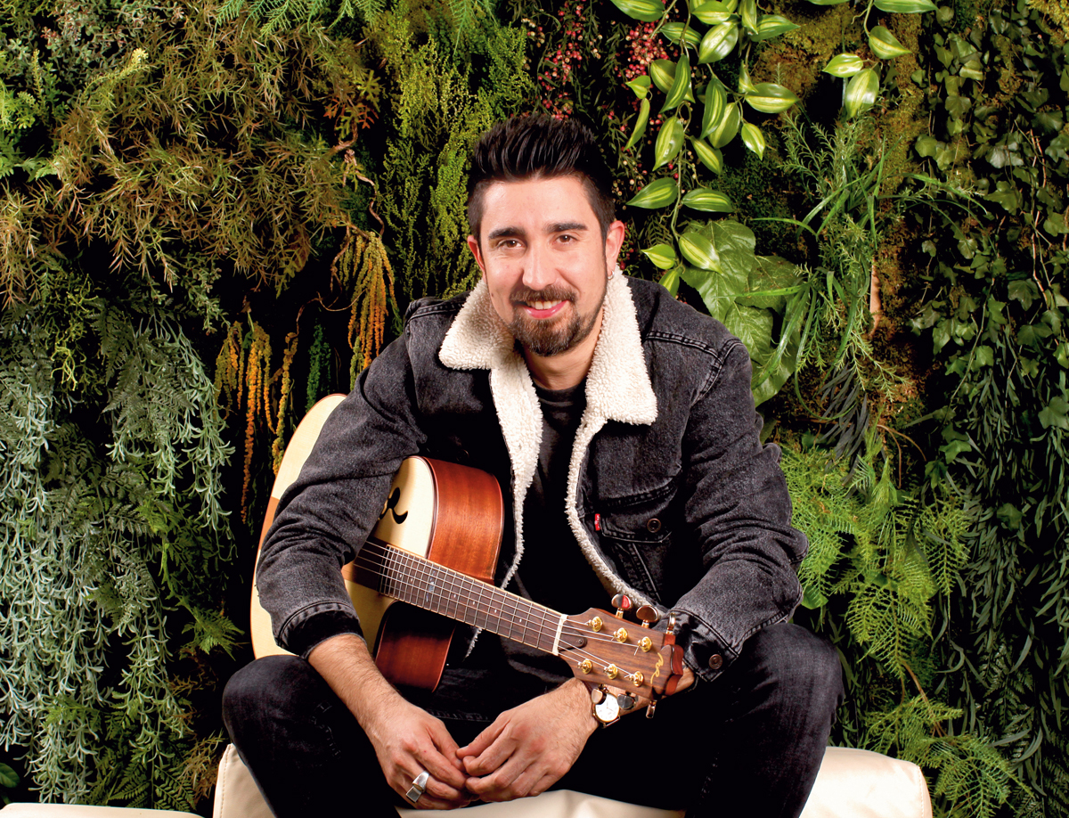 Alex Ubago: «Cambio pañales con una mano y con la otra doy el biberón y compongo. ¡Soy vasco!»