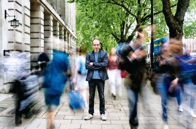 Yuval Noah Harari: «Es muy probable que en cien años seamos sustituidos por otras entidades»