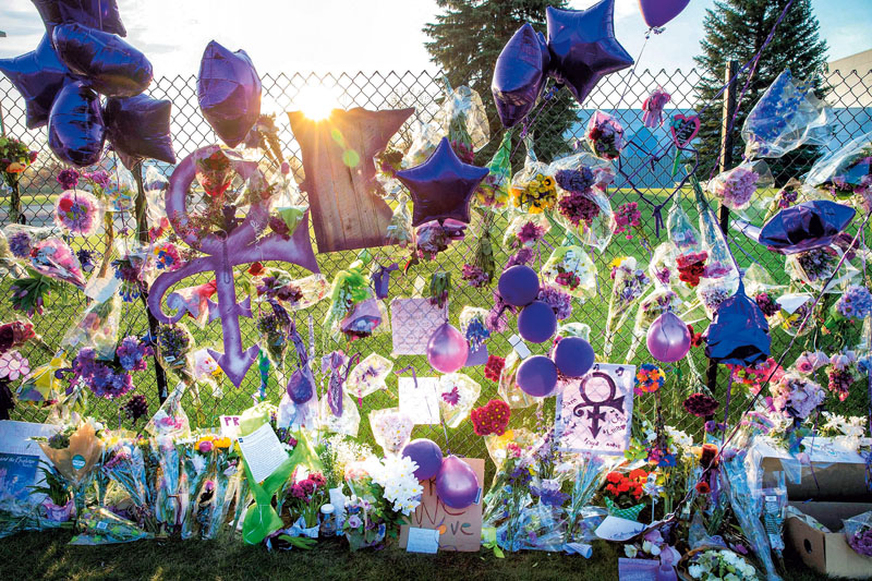 2016-04-23 00:00:00 CHANHASSEN, MN - APRIL 23: Mementos left by fans are attached to the fence which surrounds Paisley Park, the home and studio of Prince, on April 23, 2016 in Chanhassen, Minnesota. Prince, 57, was pronounced dead shortly after being found unresponsive April 21 in an elevator at Paisley Park. Scott Olson/Getty Images/AFP == FOR NEWSPAPERS, INTERNET, TELCOS & TELEVISION USE ONLY ==