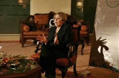 Karen Armstrong: «Hay una regla de oro en todas las religiones mayoritarias: la compasión»