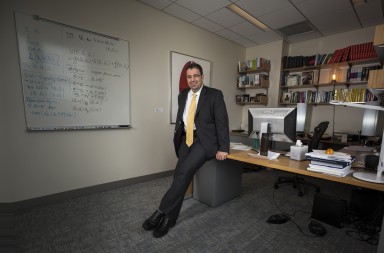 Daron Acemoglu: el economista de moda no es optimista