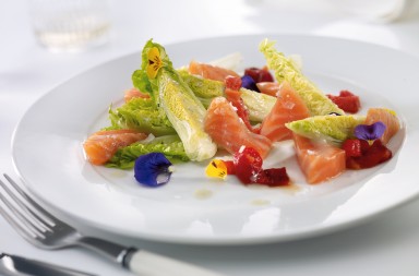 Salmón Keia con pimientos y cogollos