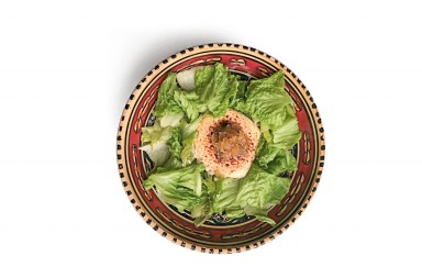 Ensalada de lechuga batavia con queso de cabra gratinado